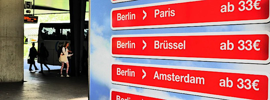 Am Zentralen Omnibusbahnhof preist ein Unternehmen seine Billigtarife an.