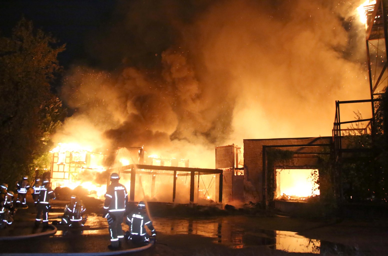 In der Nacht zum 11. August 2014 gibt es dann auch noch einen Großbrand im Spreepark. 100 Feuerwehrmänner sind im Einsatz. Es ist Brandstiftung.
