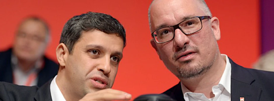 SPD-Landespartei-Chef Jan Stöß (r.), hier mit Berliner SPD-Fraktionsvorsitzende Raed Saleh, ist mit der Teilnahmequote an der SPD-Basisbefragung zufrieden.