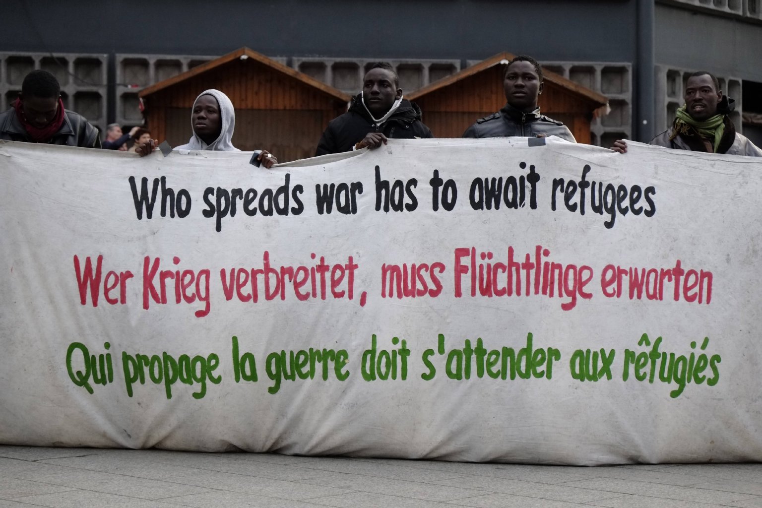 Flüchtlinge protestieren am Breitscheidplatz für ein Bleiberecht.