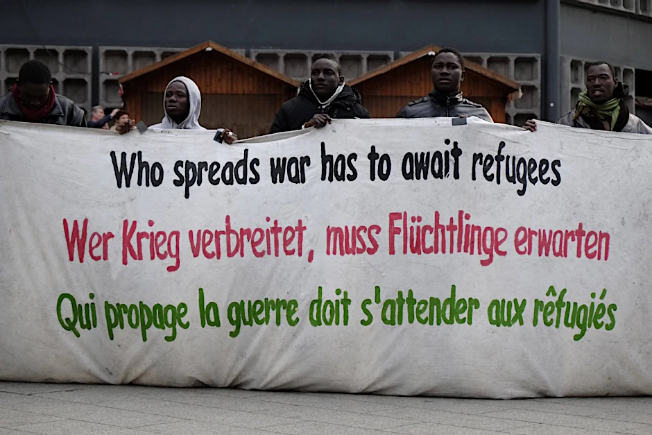 Flüchtlinge protestieren am Breitscheidplatz für ein Bleiberecht.