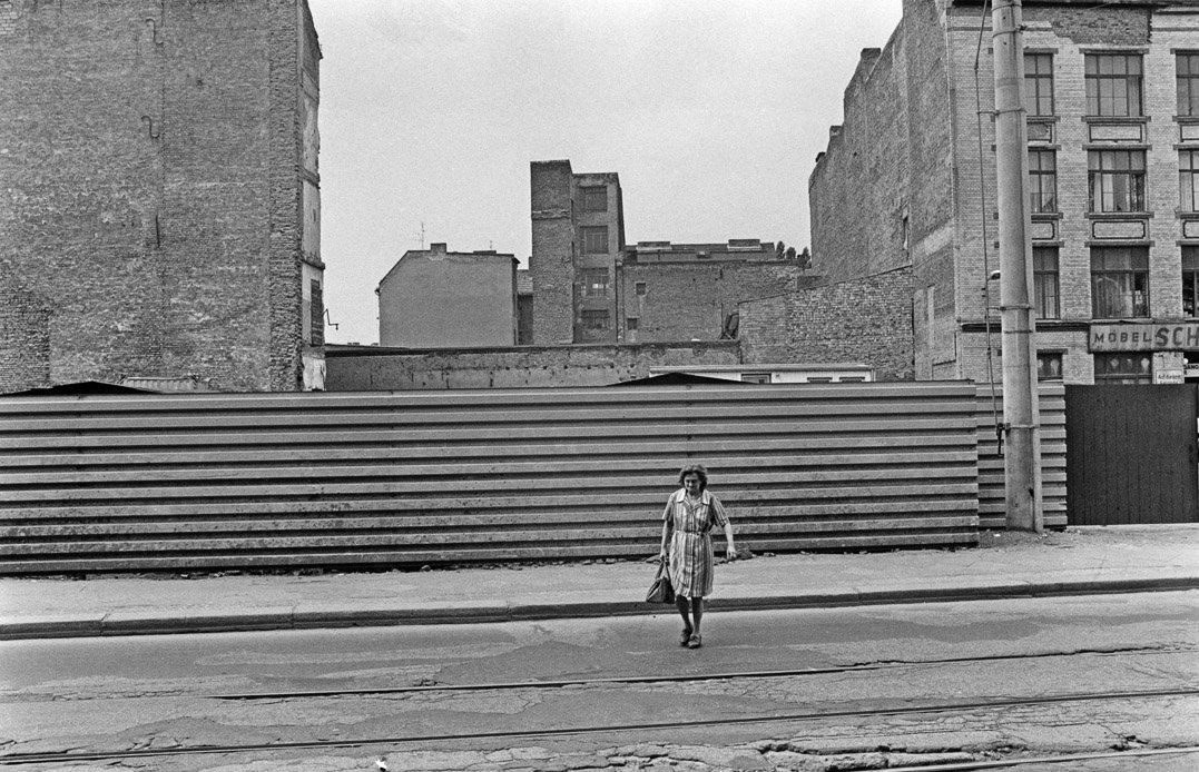 Eine Frau mit Einkaufstasche überquert die Rosenthaler Straße, aufgenommen im Jahr 1979.