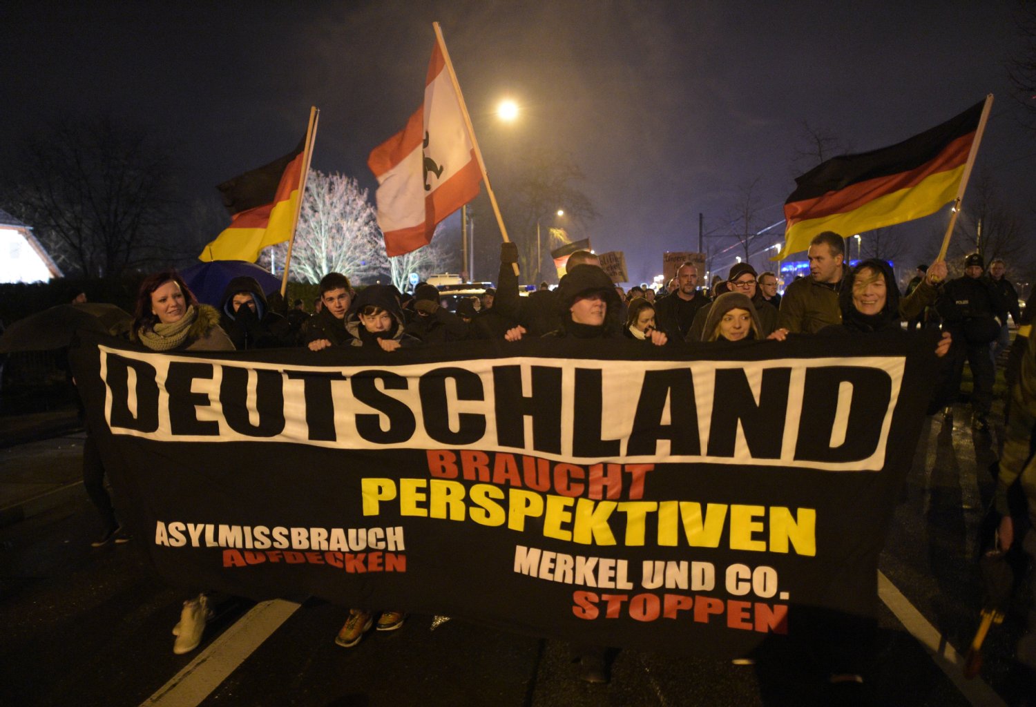 Demonstration gegen geplante Asylbewerberunterkunft in Hellersdorf
