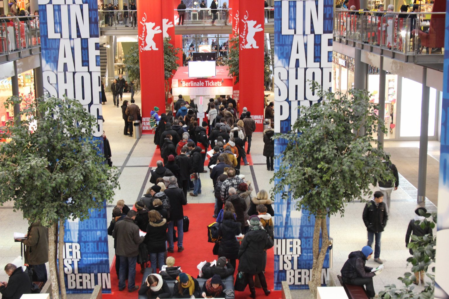 Am Ticketschalter in den Potsdamer Platz Arkaden bilden sich jedes Jahr lange Schlangen.