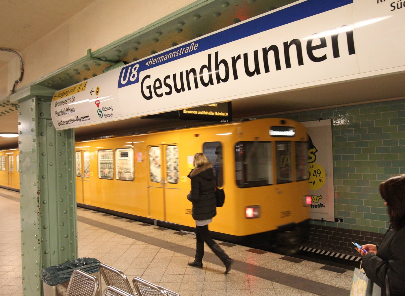 Unbekannte prügeln am U-Bahnhof Gesundbrunnen auf Paar ein