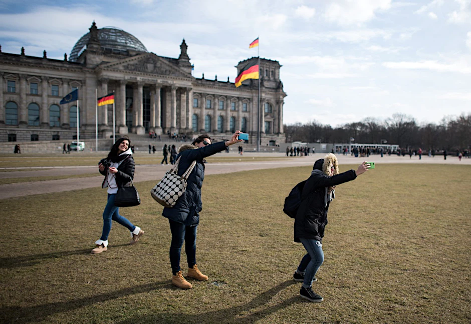 Touristen finden sich bei ihrem Wintertrip nach Berlin fast im Frühling wieder - wie diese Studentinnen aus Italien.