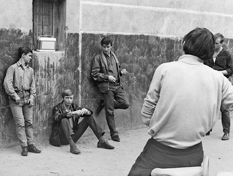 Der junge Mann war den DDR-Funktionären zu lässig und ziellos: Al (Rolf Römer , 2. v. l.) in „Jahrgang 45“ (DEFA 1966, Regie: Jürgen Böttcher).
