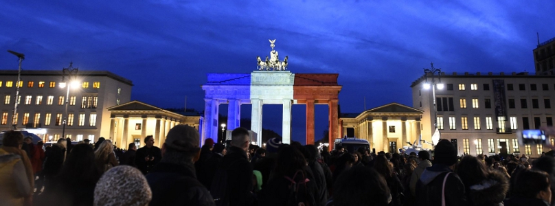 Rund 1000 Menschen versammelten sich am Samstagabend vor dem Brandenburger Tor.