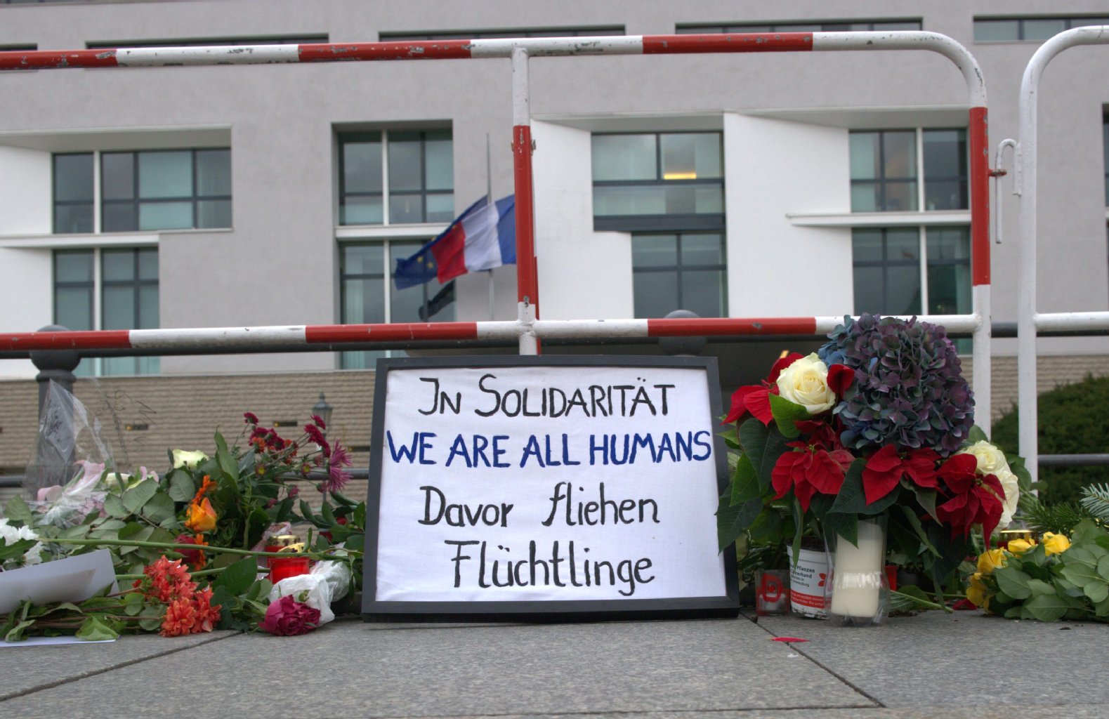Ein Plakat vor der französischen Botschaft in Berlin.