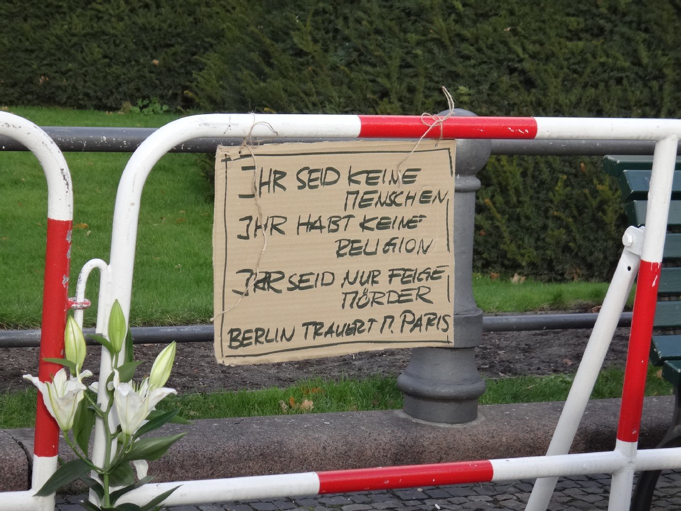 Viele Menschen haben ihre Gedanken auf Plakaten niedergeschrieben.