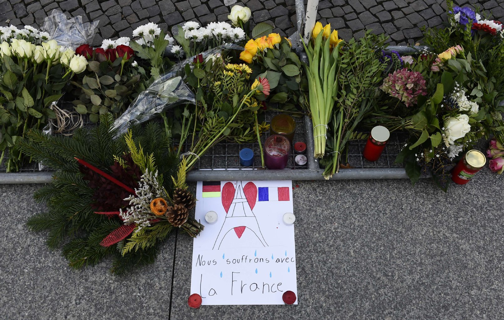 Die Menschen in Berlin drücken ihr Mitgefühl auch durch Zeichnungen aus.