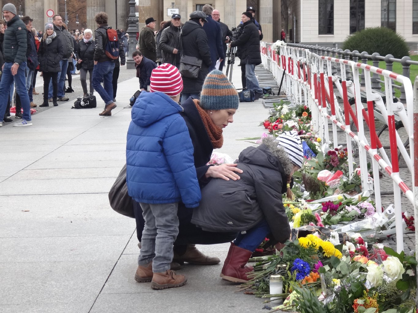 Ein Ort der Trauer: die französische Botschaft in Berlin am Samstag.