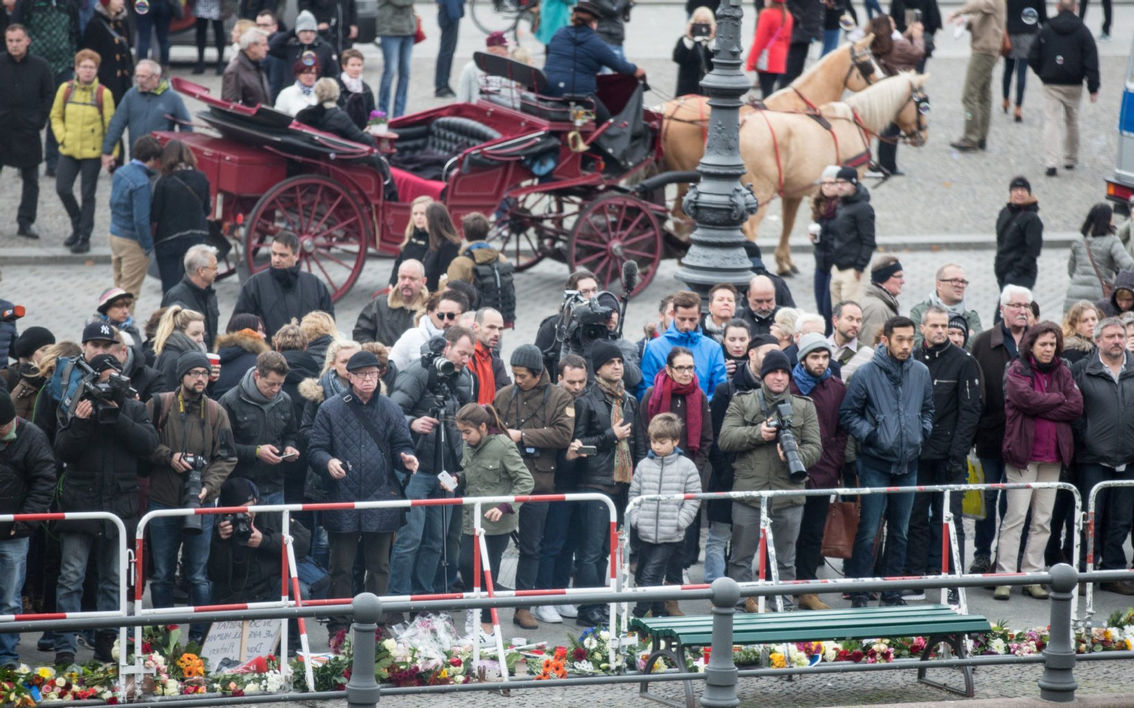Menschen finden sich am Samstag zur Trauer auf dem Pariser Platz in Berlin ein.