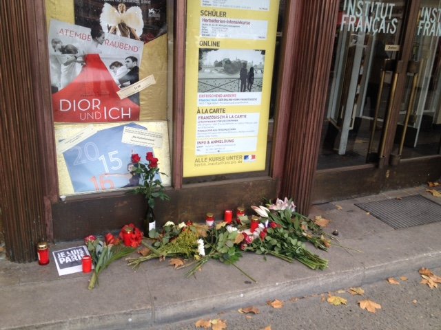Auch am Maison de France wird an die Opfer des islamistischen terroranschlags gedacht. Vereinzelt kommen Passanten in legen Kerzen, Blumen und Briefe ab.