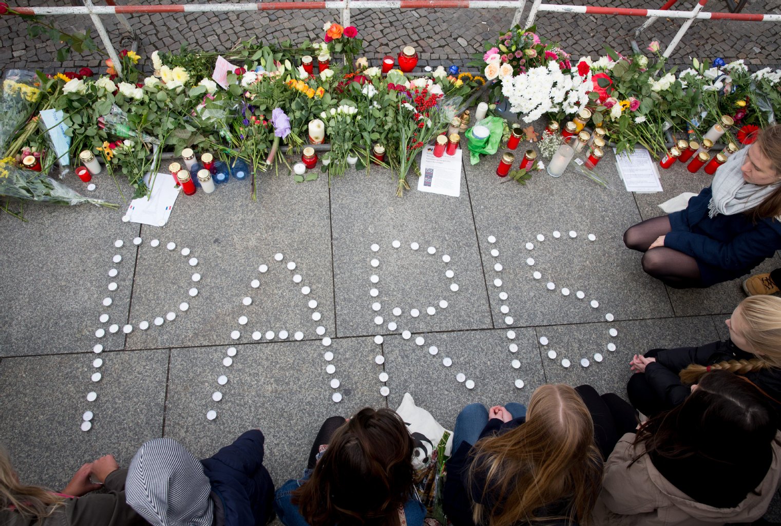Blumen, Kerzen, Briefe - Menschen trauern an der französischen Botschaft am Brandenburger Tor.