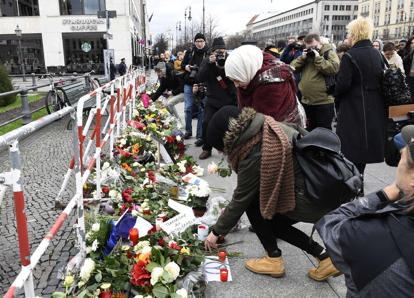 Viele Menschen gedenken in Berlin am Samstag der Opfer der Pariser Terroranschläge.