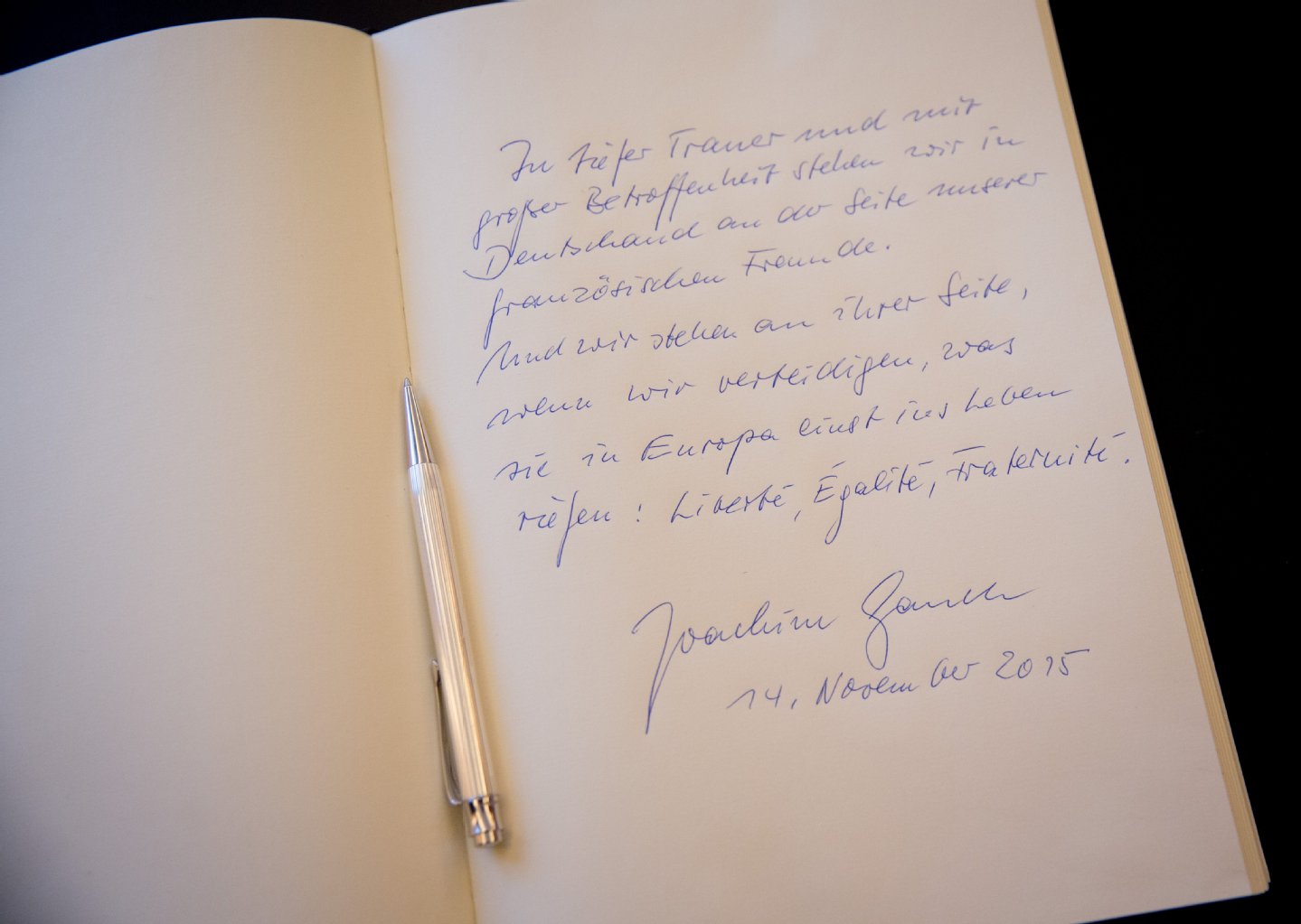 Der Eintrag von Bundespräsident Joachim Gauck im Kondolenzbuch der französischen Botschaft.