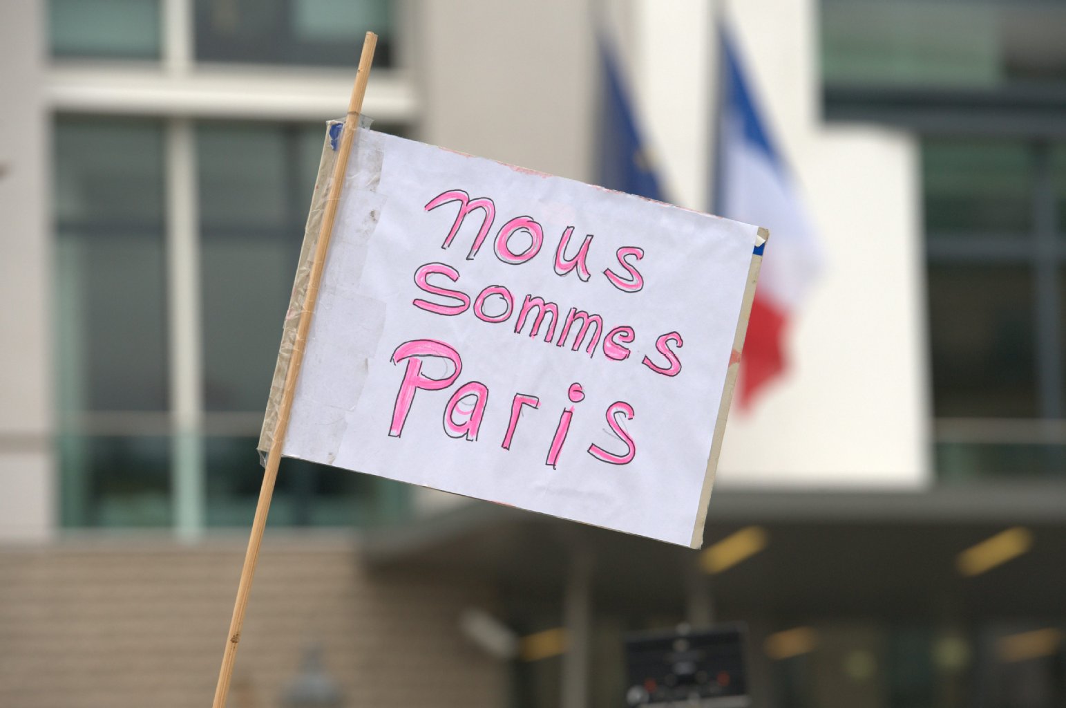 Viele bekunden am Pariser Platz ihre Solidarität mit Frankreich.