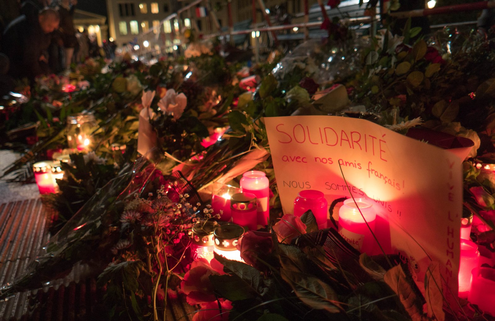 Mit unzähligen Kerzen und Blumen drücken Berliner ihr Mitgefühl und ihren Beistand aus.