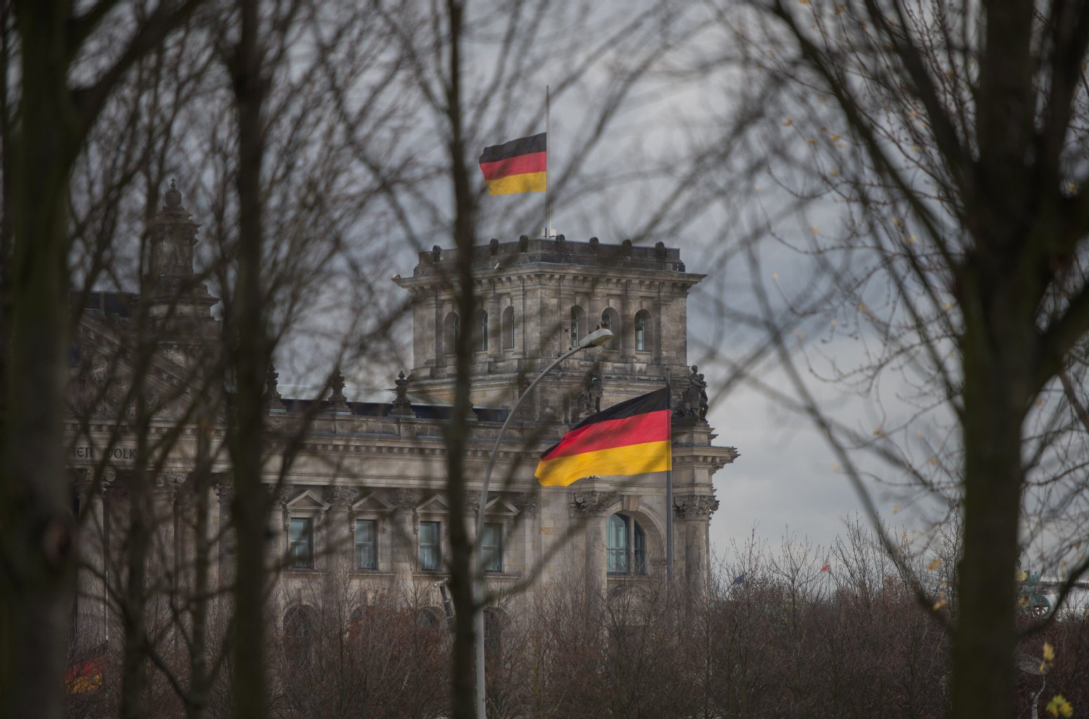 Die Fahnen am Reichstag hängen auf Halbmast.
