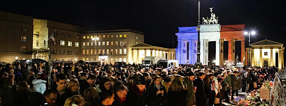 Rund 1000 Menschen versammelten sich am Samstagabend vor dem blau-weiß-rot erleuchteten Brandenburger Tor.