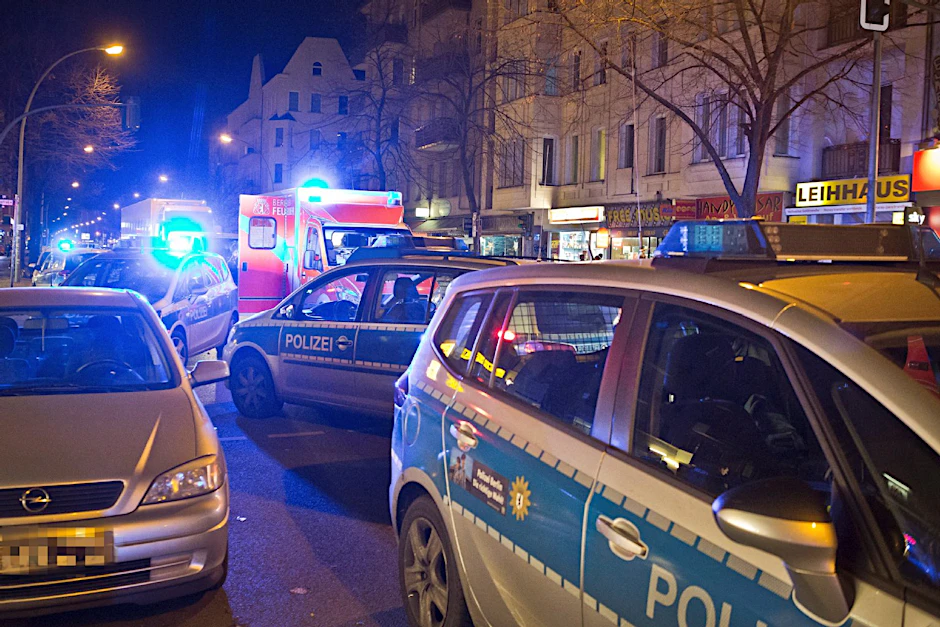 Zahlreiche Einsatzwagen der Polizei waren in Neukölln angerückt.