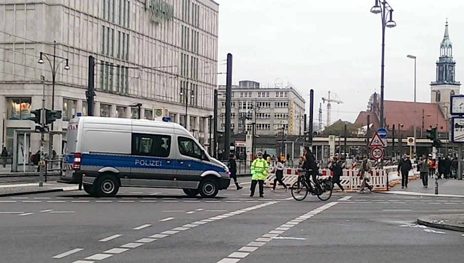 Polizei sperrt die Alexanderplatz ab (16.11.2015).