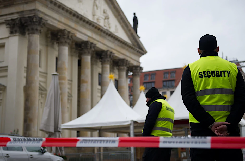 Sicherheitsleute bewachen eine Zone rund um den Gandarmenmarkt, eine herrenlose Tasche war dort gefunden worden.