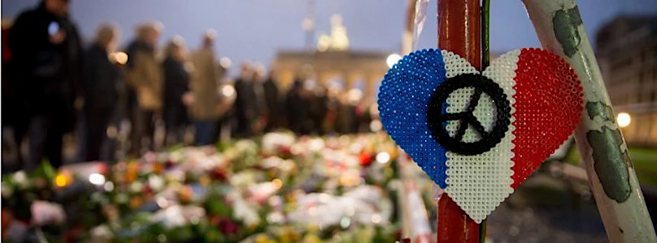 Ein Herz mit dem «Friedenssymbol» in den Farben der Trikolore hängt vor der französischen Botschaft am Brandenburger Tor in Berlin.