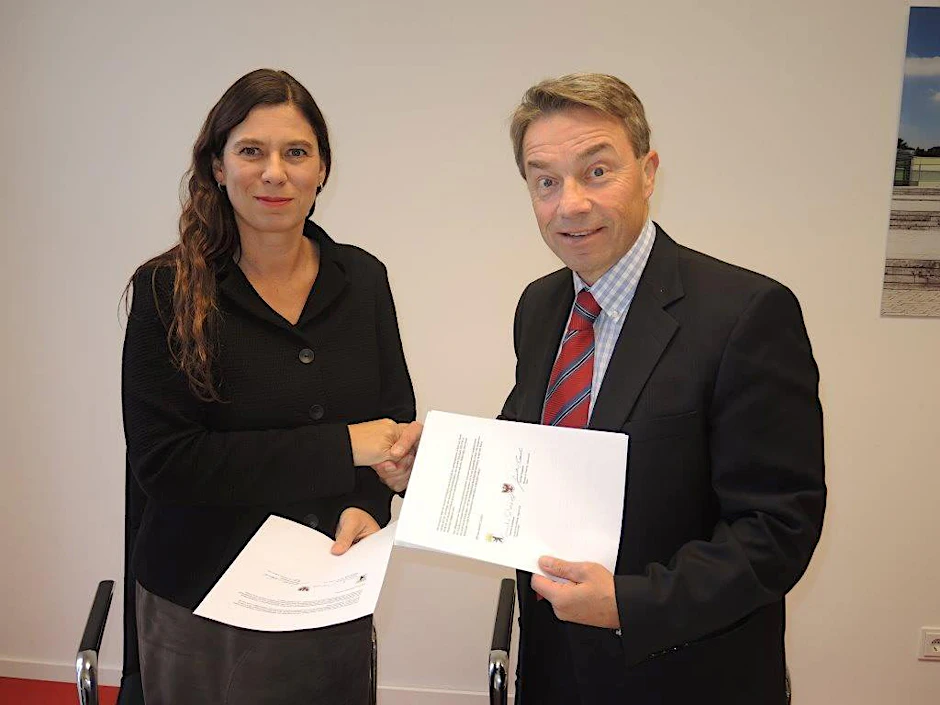 Bildungssenatorin Sandra Scheeres und der Potsdamer Bildungsminister Günter Baaske beim Unterzeichnen der neuen Rahmenlehrpläne.
