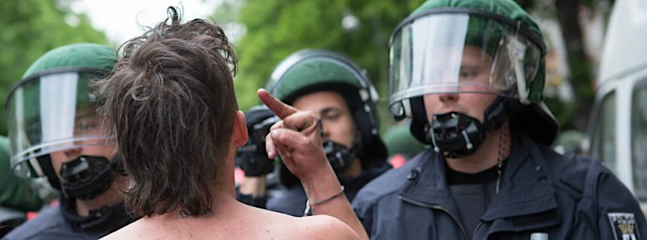 Polizisten sind regelmäßig mit Angriffen und Anfeindungen konfrontiert. Die Berliner Innenverwaltung reagiert nun mit einer Videokampagne.