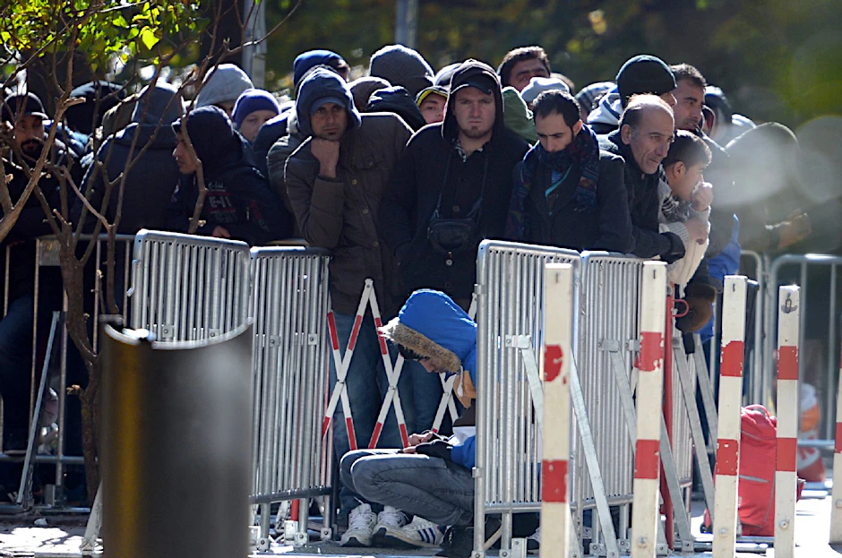 Flüchtlinge warten vor dem LaGeSo auf ihre Registrierung.