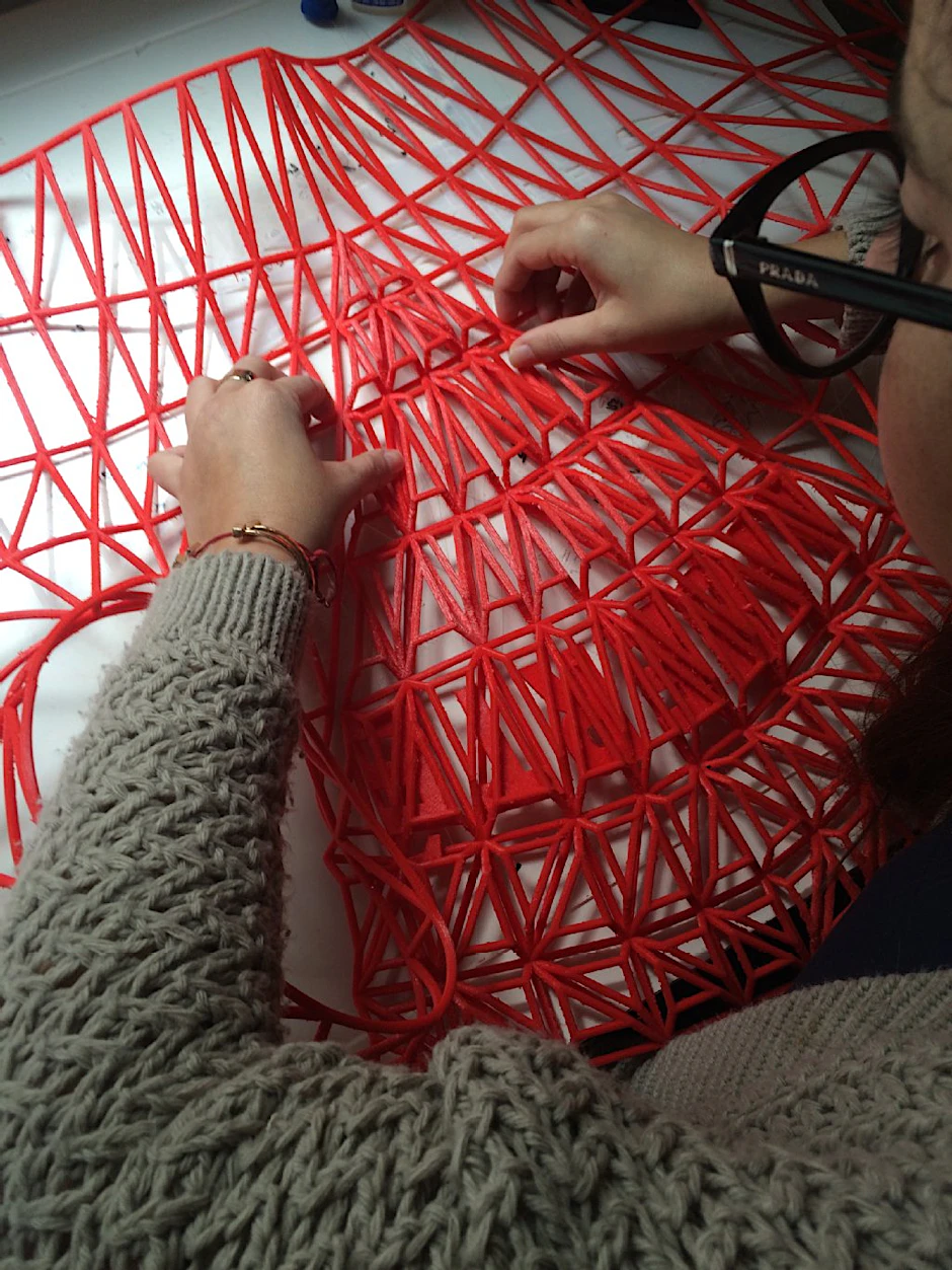 Nach dem 3-D-Druck müssen die Kleidungsteile zusammengeklebt werden.
