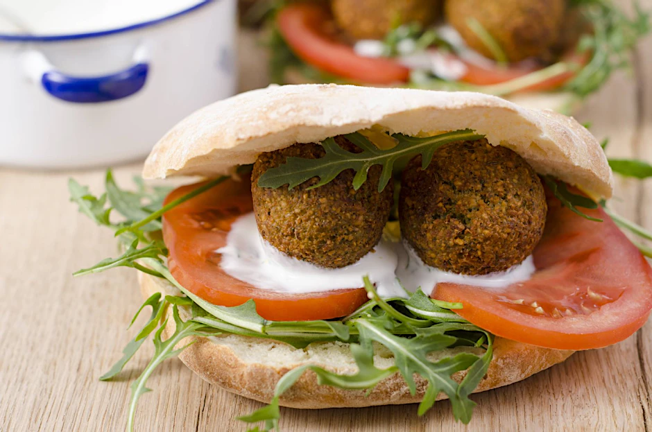 Auch die beliebten Kichererbsen-Bällchen, Falafel, sind vegan.