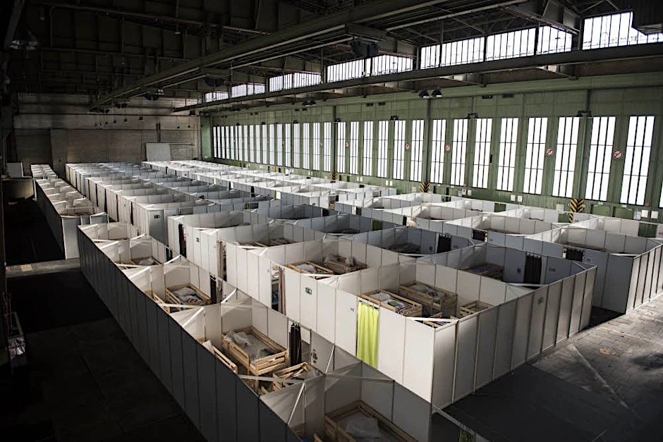 Wie auf der Messe: Im Flugzeughangar sind aus Systembauteilen Schlafzimmer entstanden.