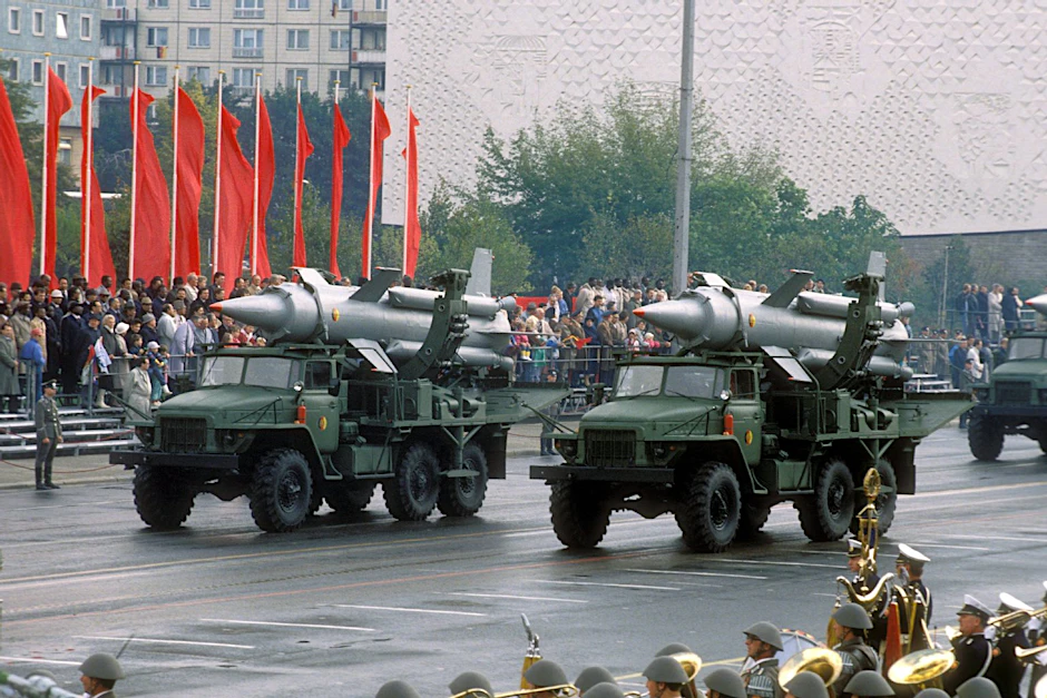 Panzer und Raketen: Parade zum 40. Republikgeburtstages der DDR.
