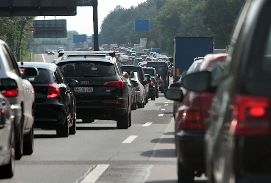 Bis Anfang Dezember wird die Avus Mittwochvormittag kurzfristig wegen Sprengungen gesperrt.