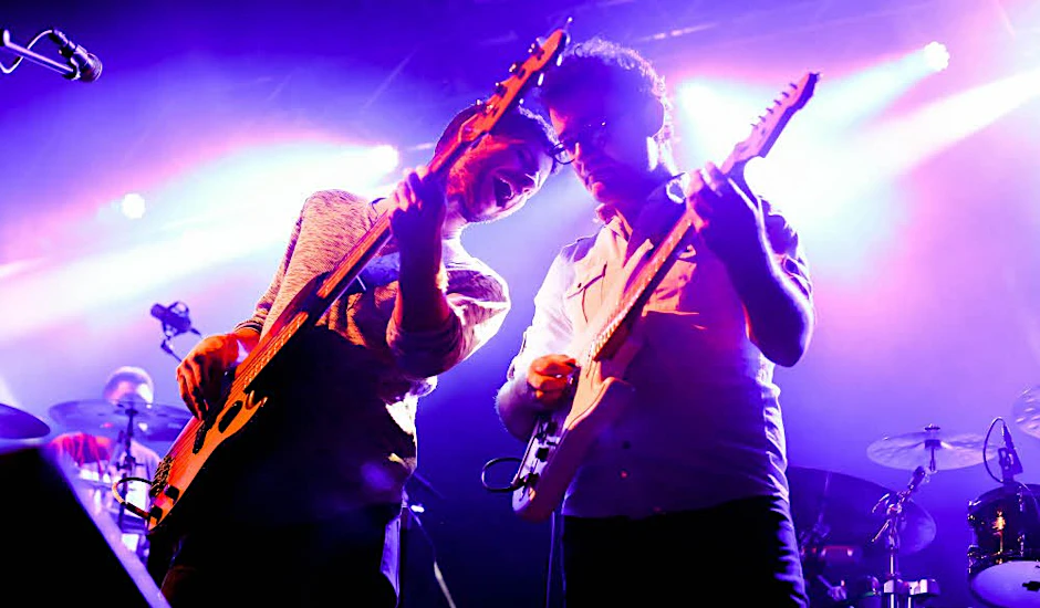 Bandleader und Bassist Michael League (l.) und Gitarrist Bob Lanzetti