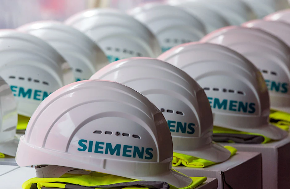 Schutzhelme mit dem Logo der Siemens AG (Symbolbild)