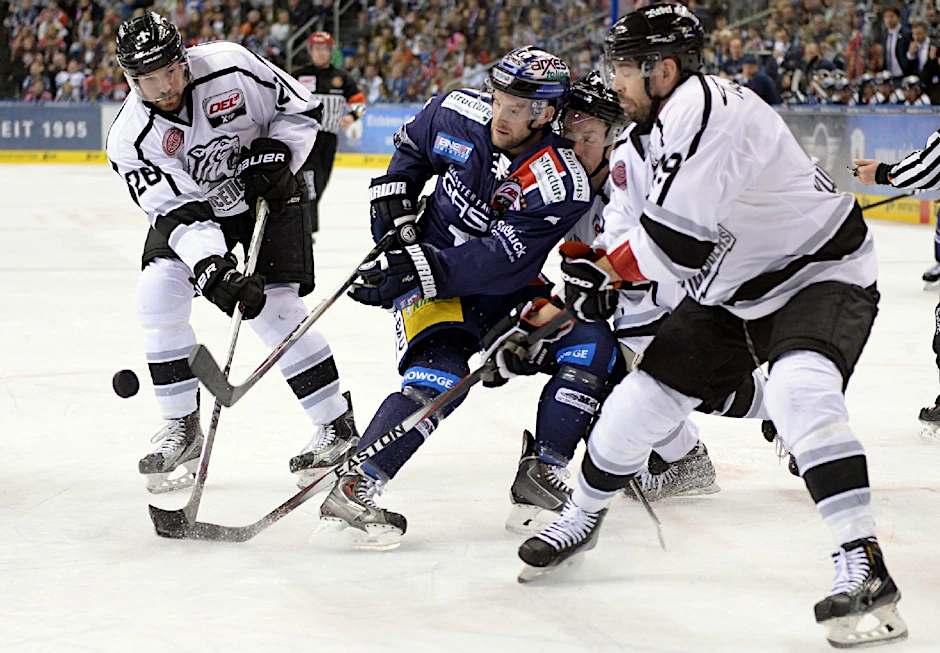 Nürnbergs Brandon Segal (l-r), Berlins Mark Olver, Nürnbergs Matt Murley und Nürnbergs Kyle Klubertanz kämpfen um den Puck.