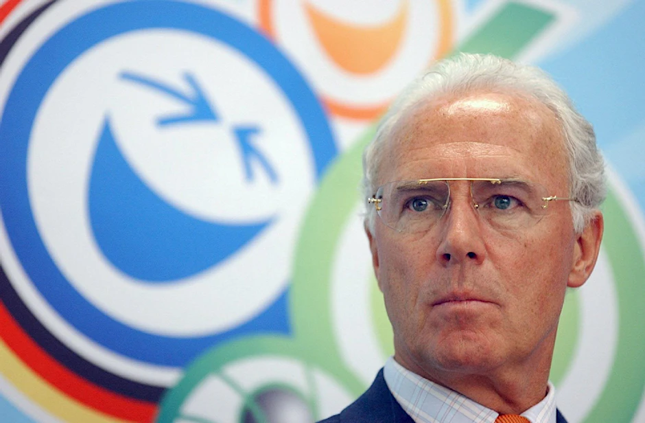 Gestalt, bei der das Licht ausgegangen ist: Franz Beckenbauer.