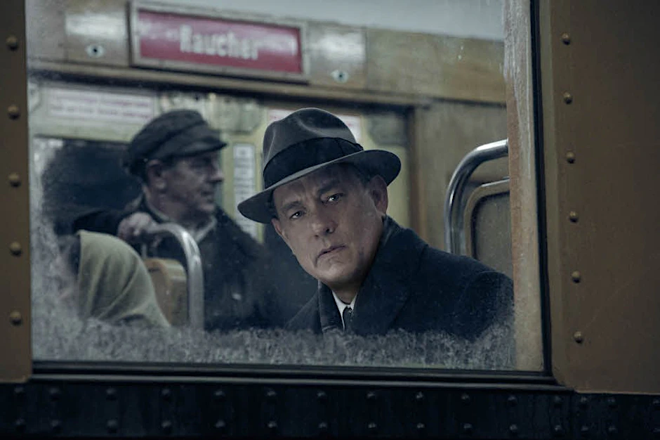 Mit der S-Bahn durch das Berlin der 60er-Jahre: Tom Hanks als Versicherungsanwalt James Donovan.