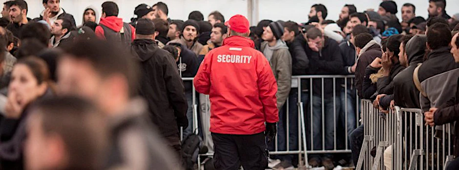 Tag für Tag stehen Flüchtlinge am Lageso in Berlin und warten.