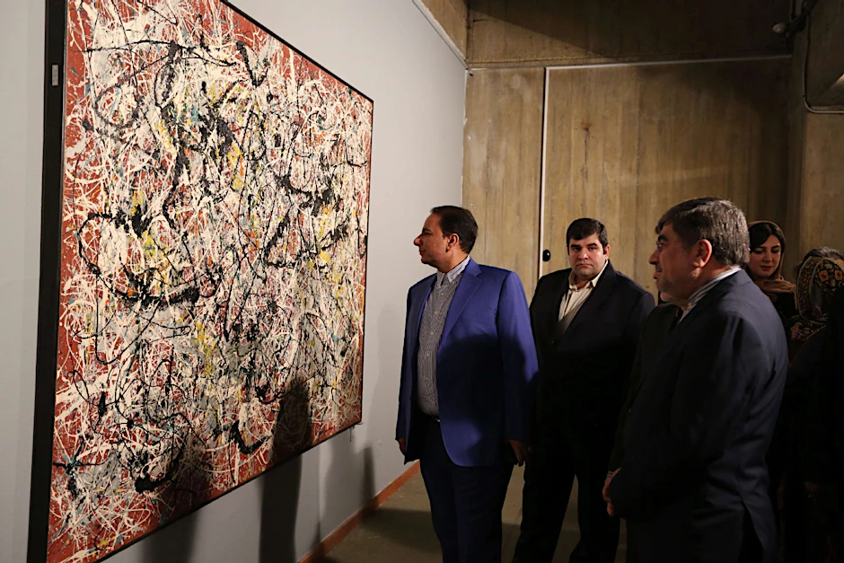Der Iranische Minister für Kultur und islamische Führung Ali Dschannati (r.) sieht sich Jackson Pollock