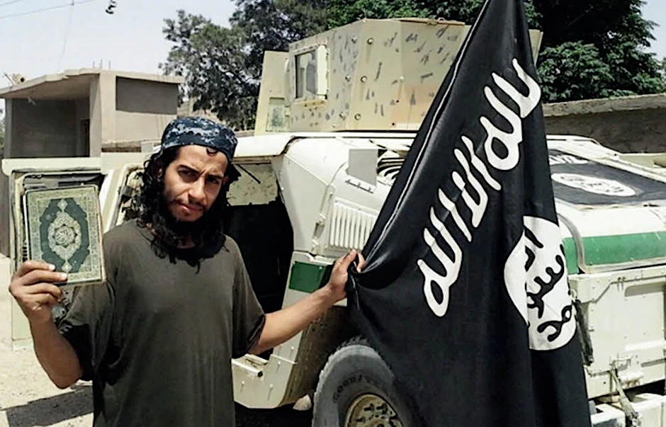 Abdelhamid Abaaoud, einer der Attentäter von Paris, mit dem Koran, auf den er sich beruft.