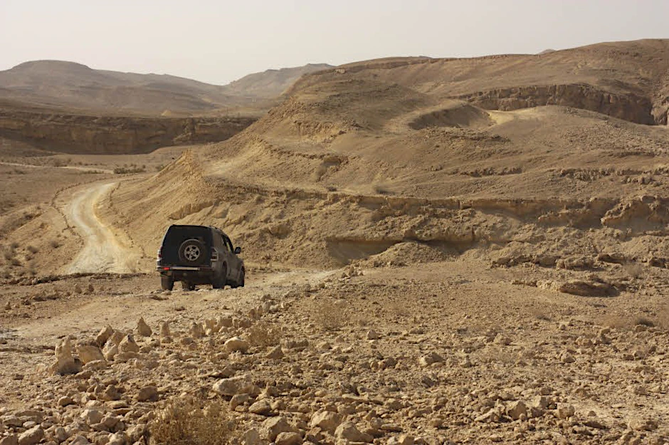 Die Wüste Negev ist ein Ort der Einsamkeit, der Stille und der Trockenheit. Eine Alternative zur Erkundung per Wanderung sind Touren mit dem Jeep.