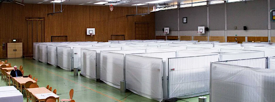 Betten sind derzeit vielerorts in Sporthallen zu finden.