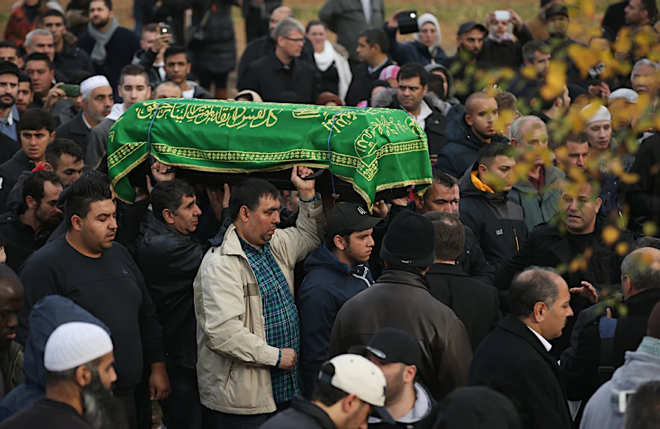 Beerdigung von Mohamed am 05.11.2015 in Berlin-Gatow: Der Sarg, in dem Mohamed liegt, wird zum Grab getragen.
