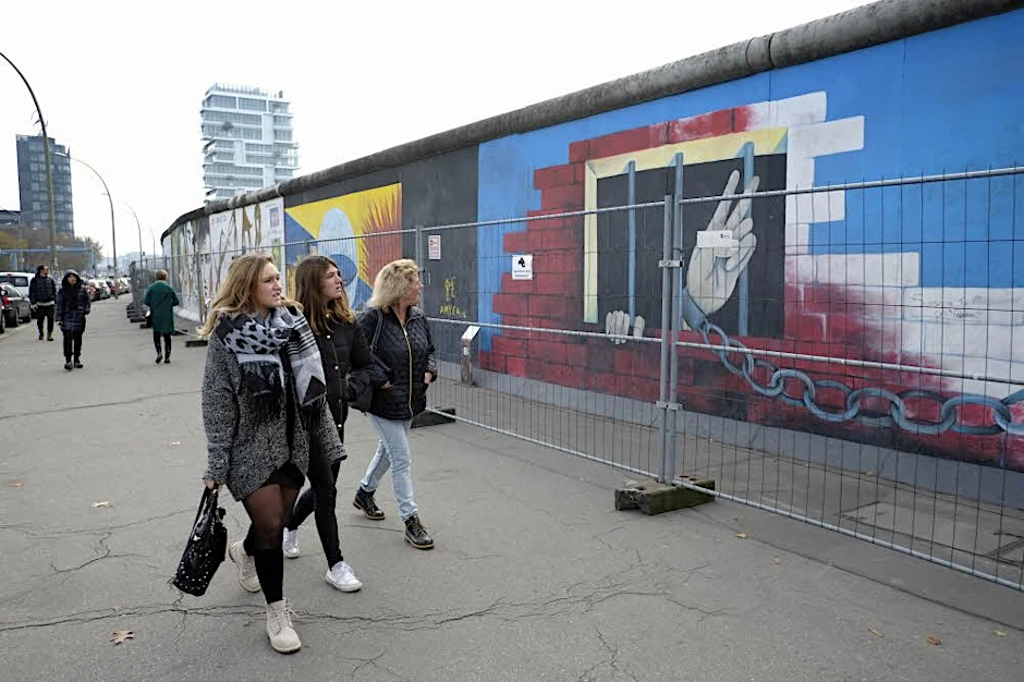 Touristen als Zaungäste: So wird die East Side Gallery zurzeit geschützt.