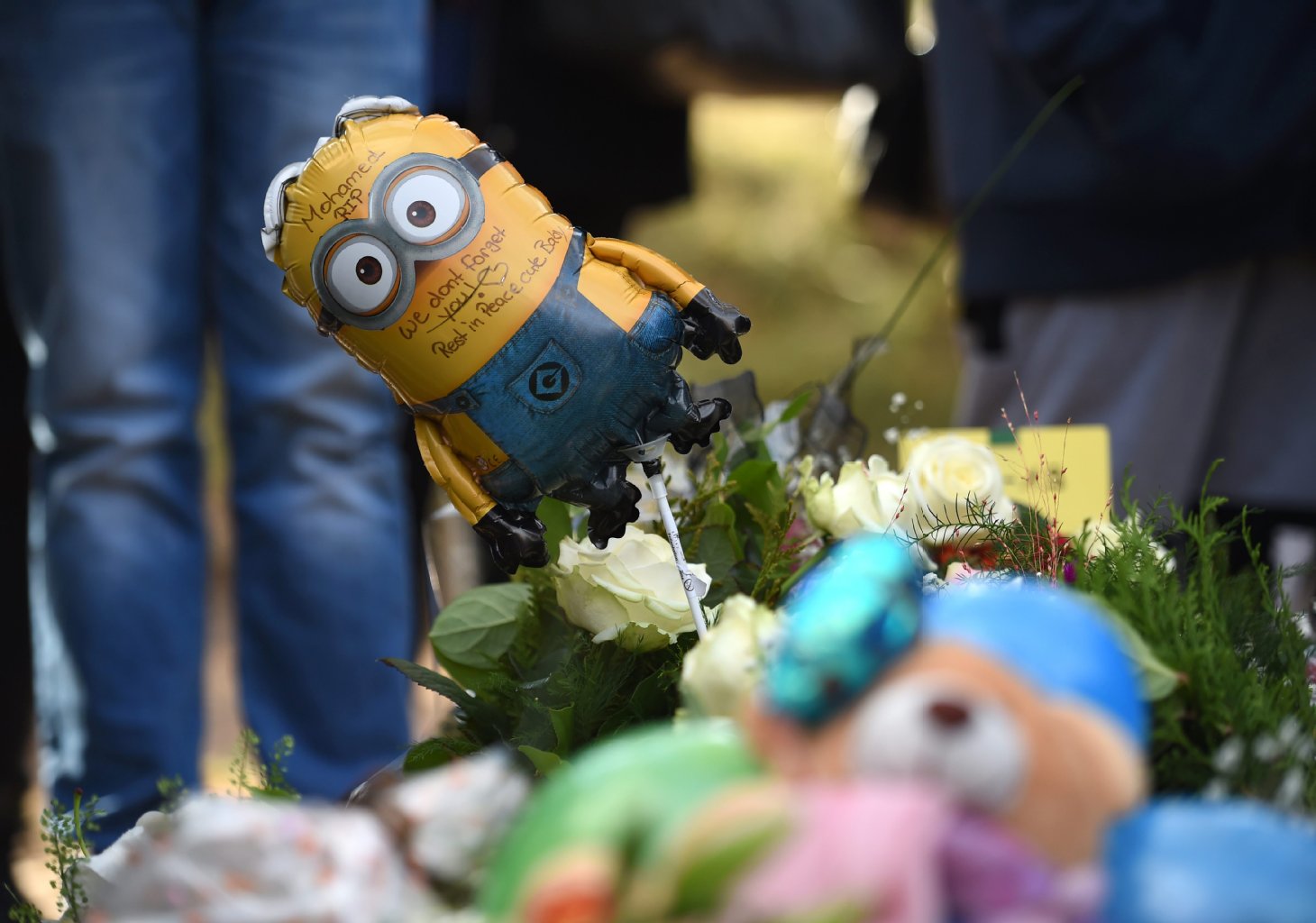 Ein Luftballon in Form eines Minions steckt am 05.11.2015 auf dem Grab des getöteten Flüchtlingsjungen Mohamed.